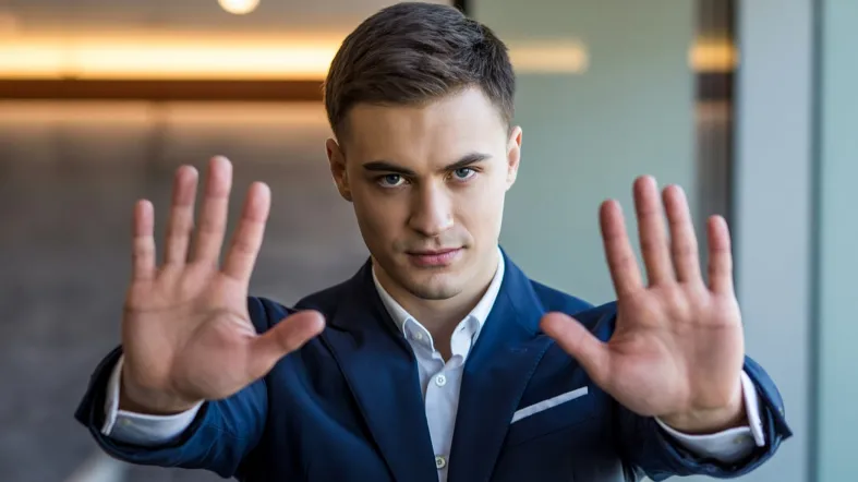 vyras rodo ne ženklą